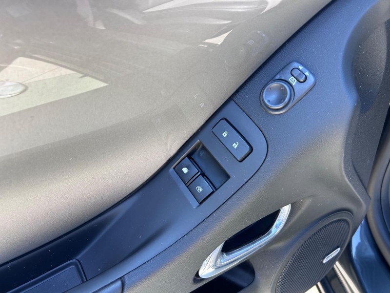 Chevrolet Camaro Vehicle Full-screen Gallery Image 17