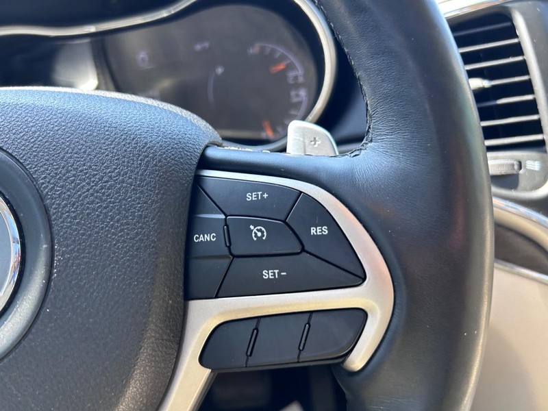 Jeep Grand Cherokee Vehicle Full-screen Gallery Image 13