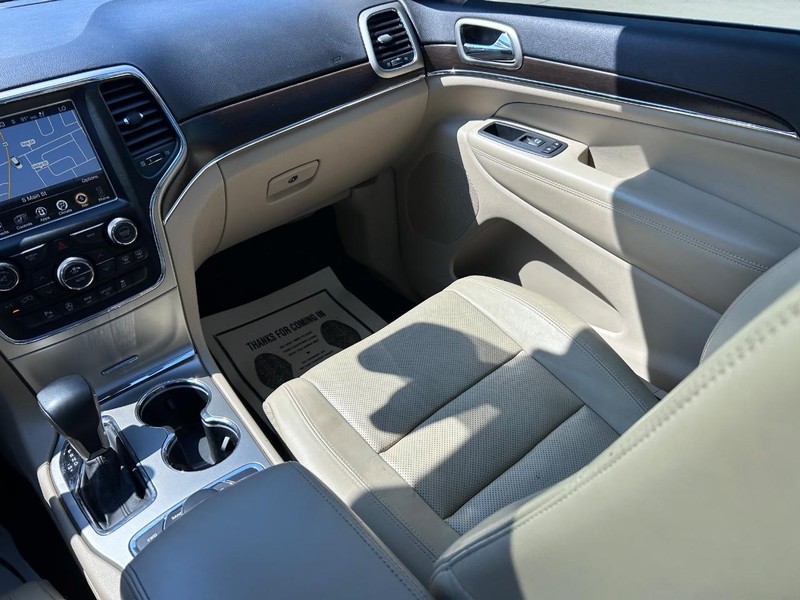 Jeep Grand Cherokee Vehicle Full-screen Gallery Image 17