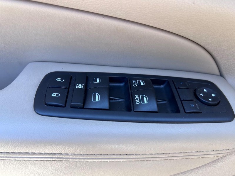 Jeep Grand Cherokee Vehicle Full-screen Gallery Image 18