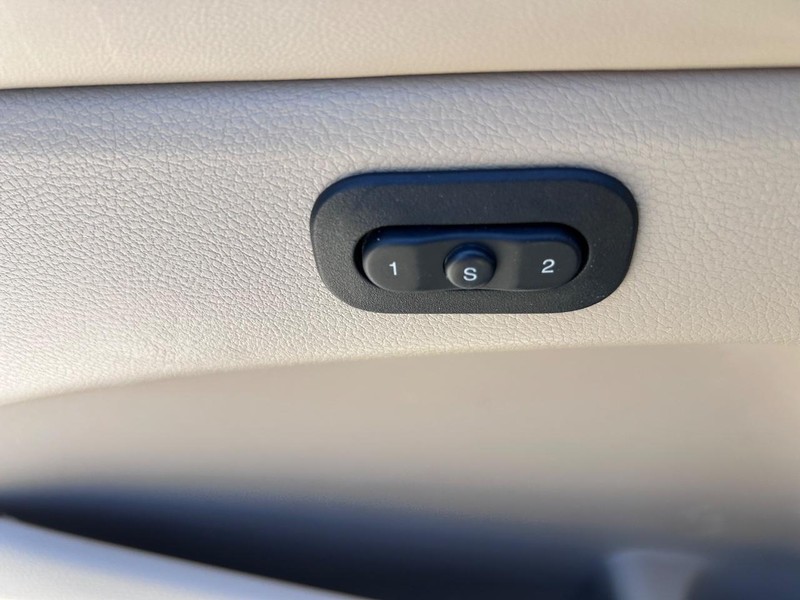 Jeep Grand Cherokee Vehicle Full-screen Gallery Image 19