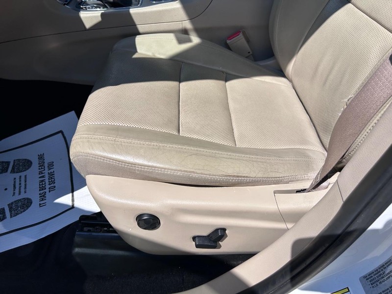 Jeep Grand Cherokee Vehicle Full-screen Gallery Image 20