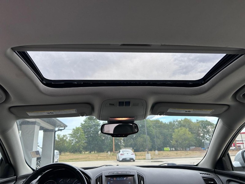 Buick Regal Vehicle Full-screen Gallery Image 10