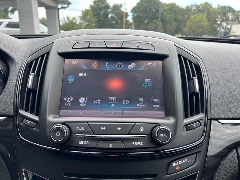 Buick Regal Vehicle Full-screen Gallery Image 15