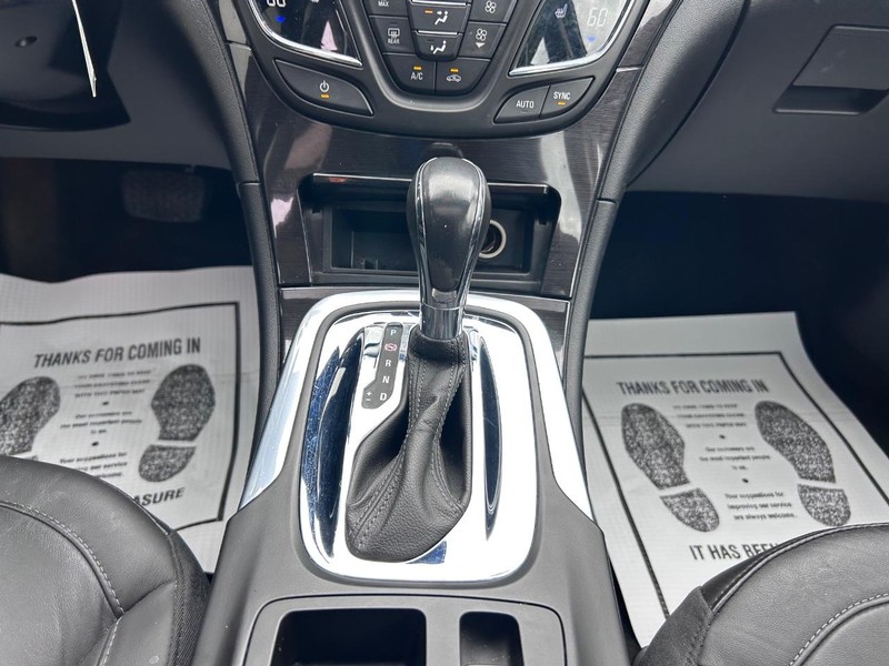 Buick Regal Vehicle Full-screen Gallery Image 17