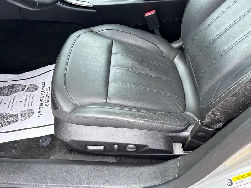 Buick Regal Vehicle Full-screen Gallery Image 20