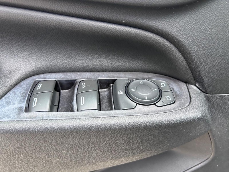 Chevrolet Equinox Vehicle Full-screen Gallery Image 19