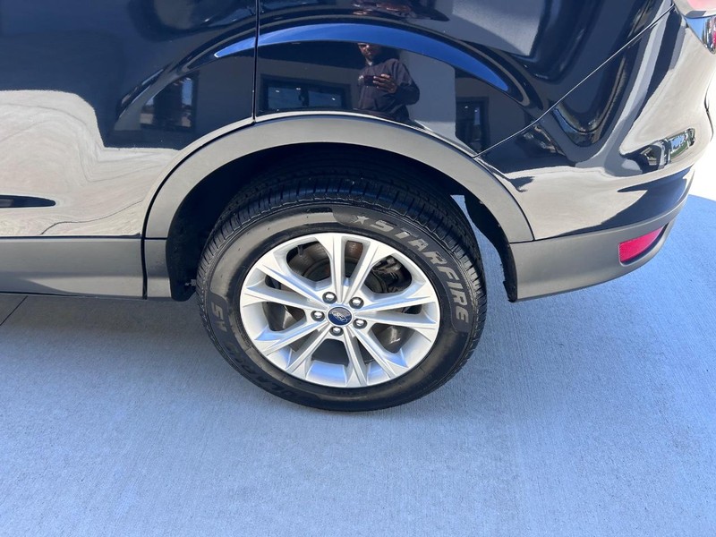 Ford Escape Vehicle Full-screen Gallery Image 6