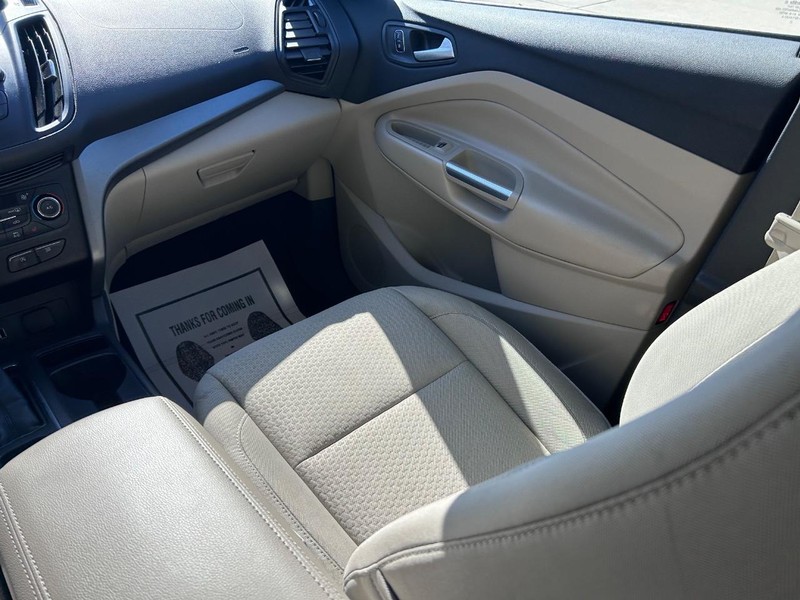 Ford Escape Vehicle Full-screen Gallery Image 15