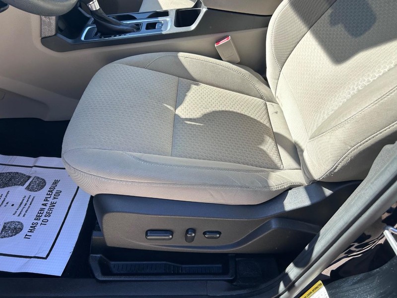 Ford Escape Vehicle Full-screen Gallery Image 17