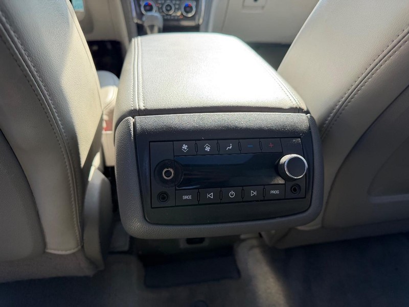 Buick Enclave Vehicle Full-screen Gallery Image 11