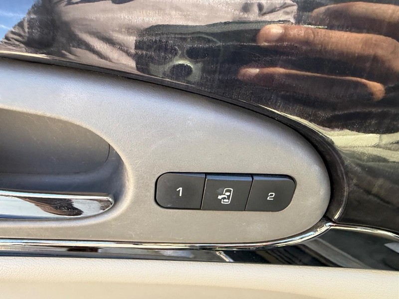 Buick Enclave Vehicle Full-screen Gallery Image 21