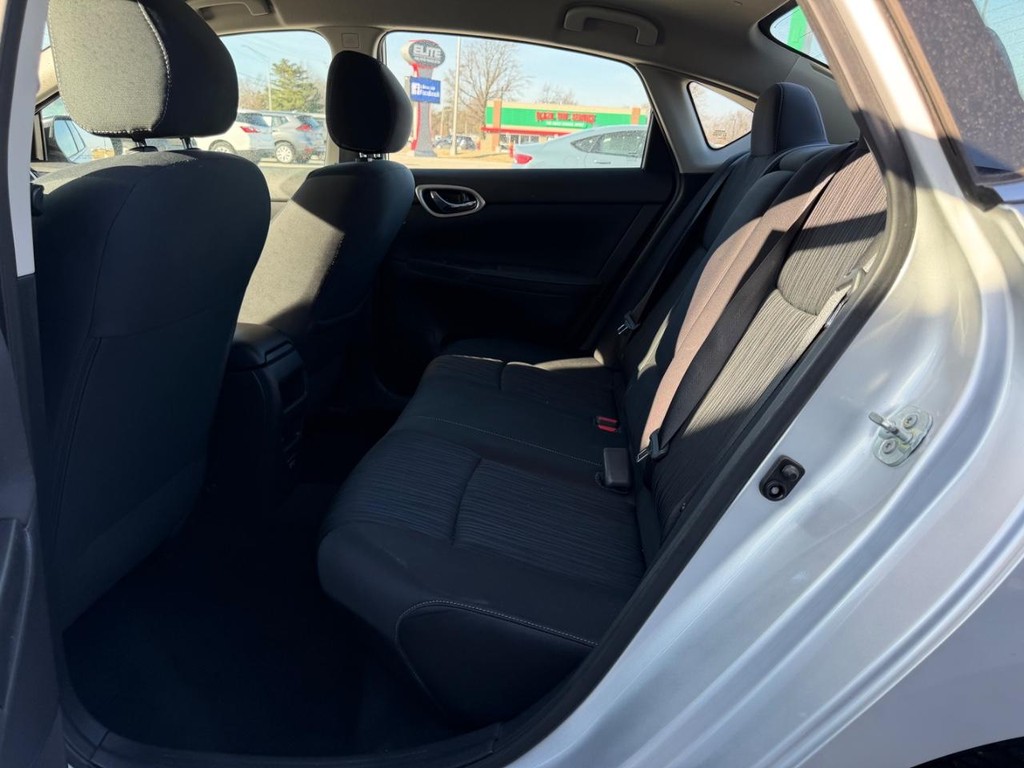 Nissan Sentra Vehicle Full-screen Gallery Image 7