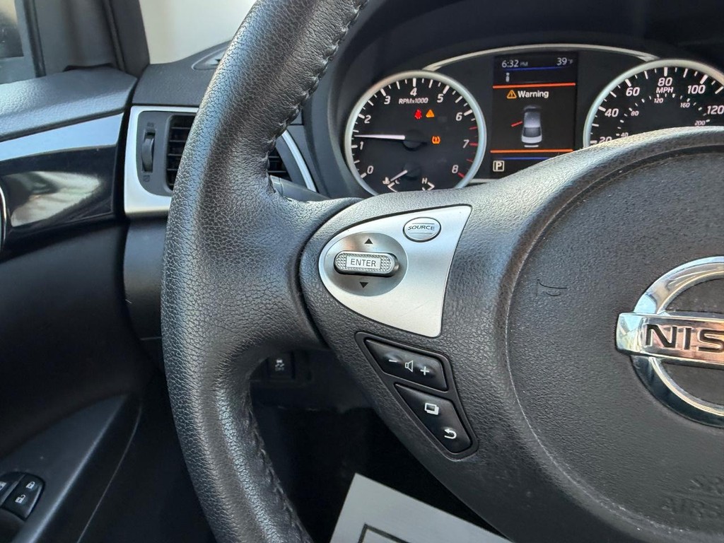 Nissan Sentra Vehicle Full-screen Gallery Image 10