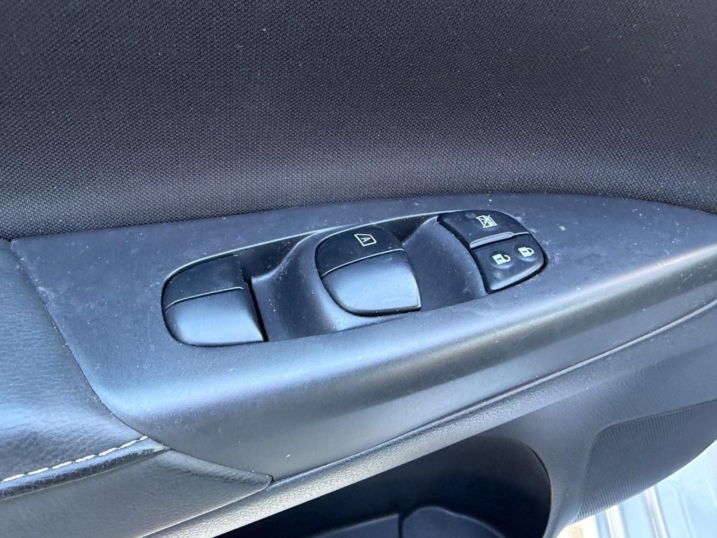 Nissan Sentra Vehicle Full-screen Gallery Image 16