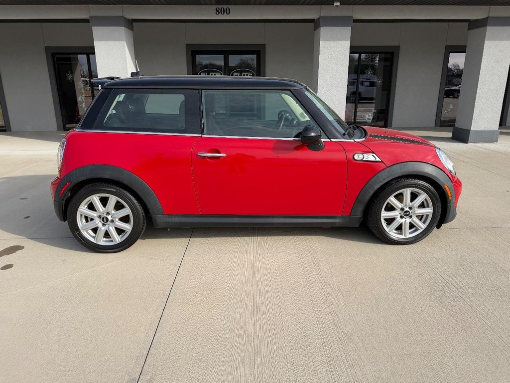 MINI Cooper Hardtop Vehicle Full-screen Gallery Image 02