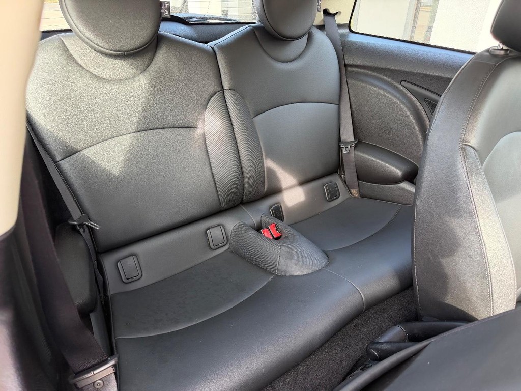 MINI Cooper Hardtop Vehicle Full-screen Gallery Image 07