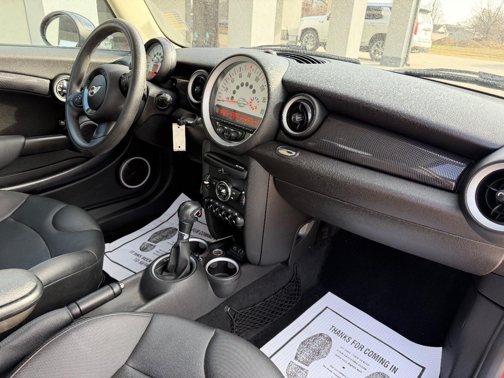 MINI Cooper Hardtop Vehicle Full-screen Gallery Image 08