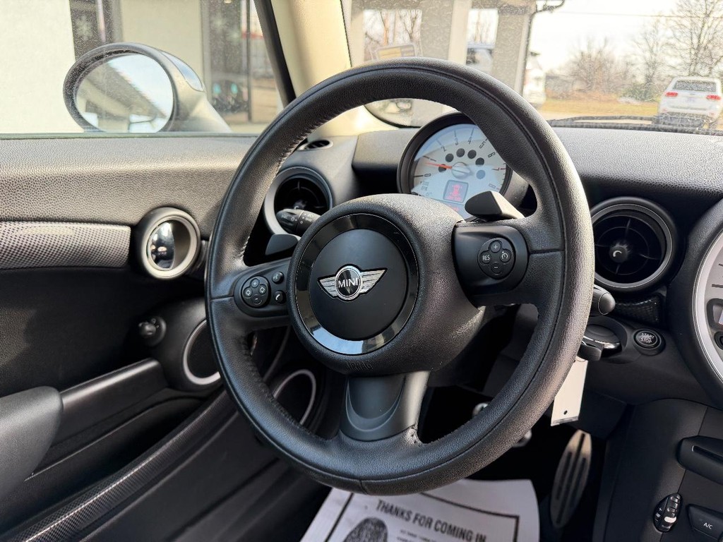 MINI Cooper Hardtop Vehicle Full-screen Gallery Image 09