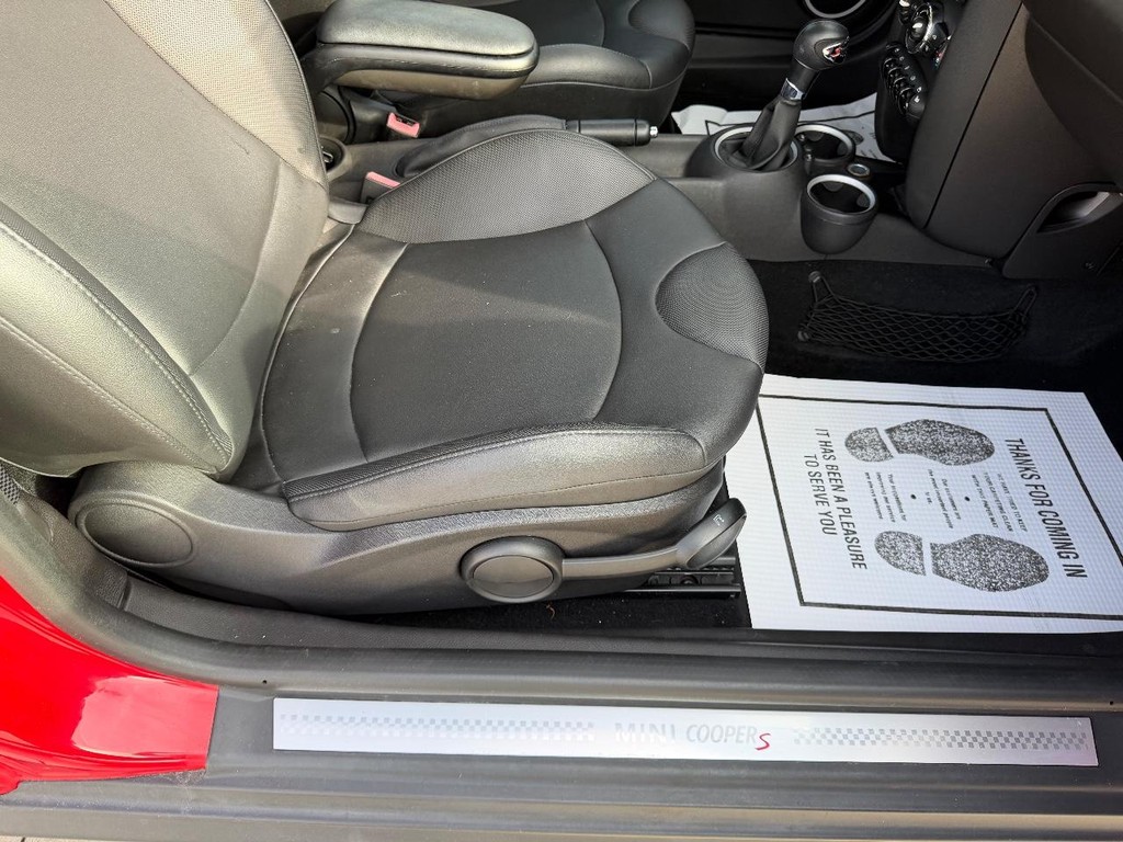 MINI Cooper Hardtop Vehicle Full-screen Gallery Image 15