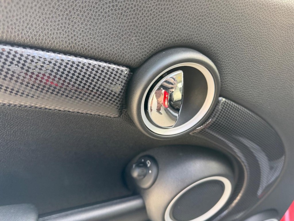 MINI Cooper Hardtop Vehicle Full-screen Gallery Image 16