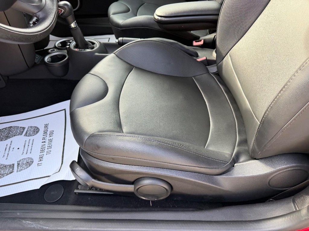 MINI Cooper Hardtop Vehicle Full-screen Gallery Image 17