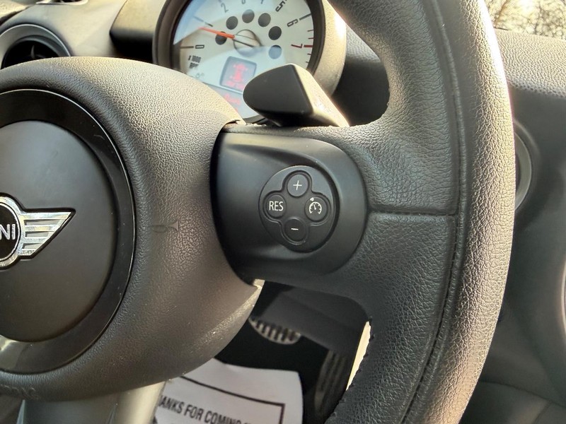 MINI Cooper Hardtop Vehicle Full-screen Gallery Image 11