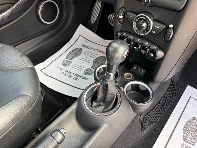 MINI Cooper Hardtop Vehicle Full-screen Gallery Image 14