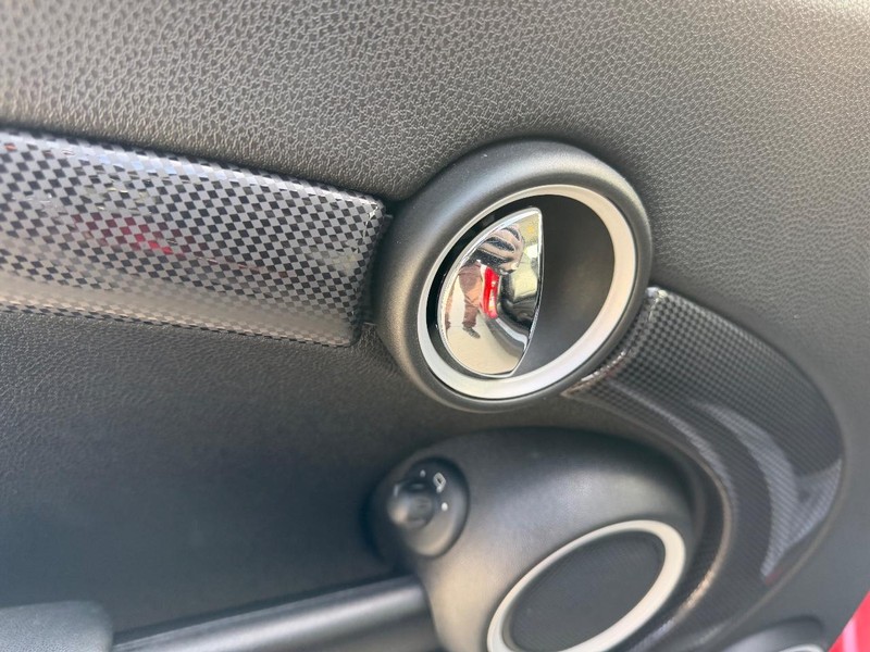 MINI Cooper Hardtop Vehicle Full-screen Gallery Image 16