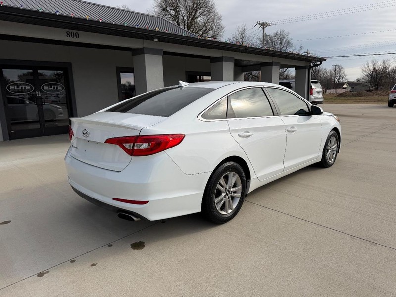 Hyundai Sonata Vehicle Full-screen Gallery Image 3