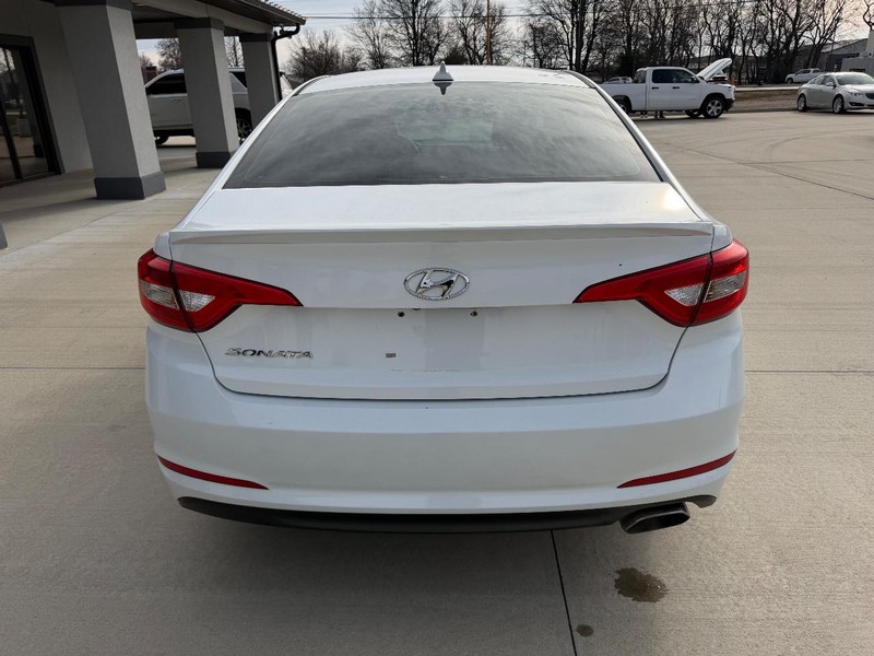 Hyundai Sonata Vehicle Full-screen Gallery Image 4