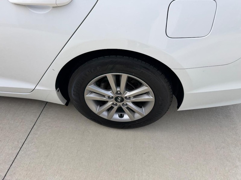 Hyundai Sonata Vehicle Full-screen Gallery Image 6