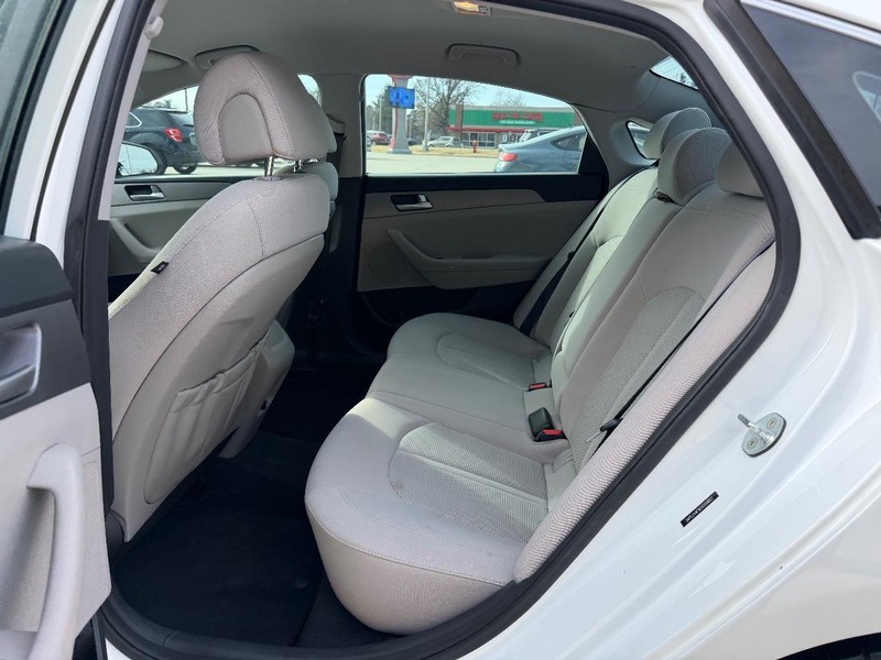 Hyundai Sonata Vehicle Full-screen Gallery Image 7