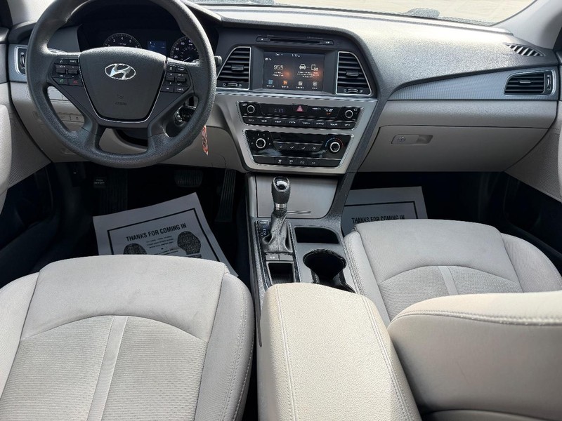 Hyundai Sonata Vehicle Full-screen Gallery Image 8