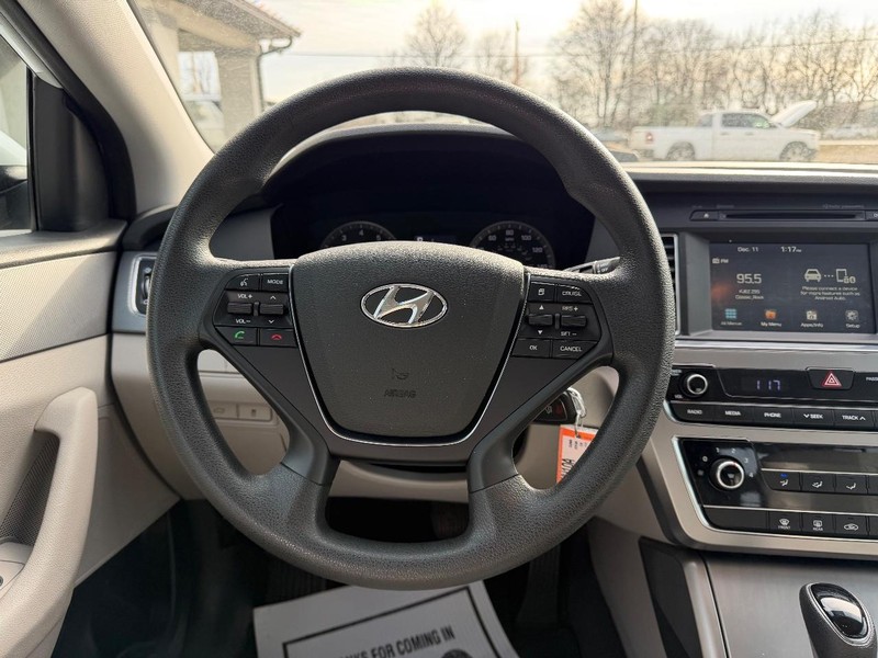 Hyundai Sonata Vehicle Full-screen Gallery Image 9