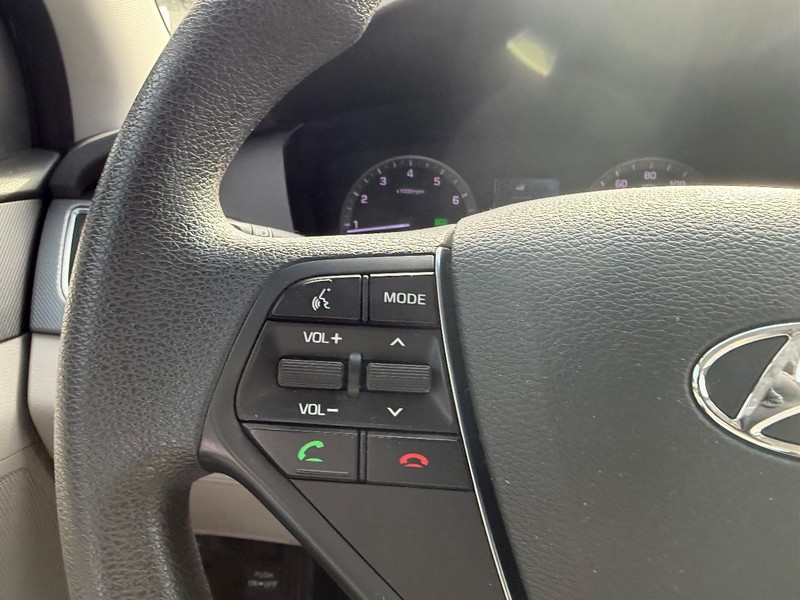 Hyundai Sonata Vehicle Full-screen Gallery Image 10