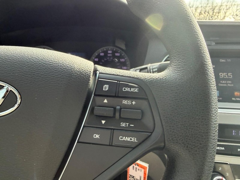 Hyundai Sonata Vehicle Full-screen Gallery Image 11