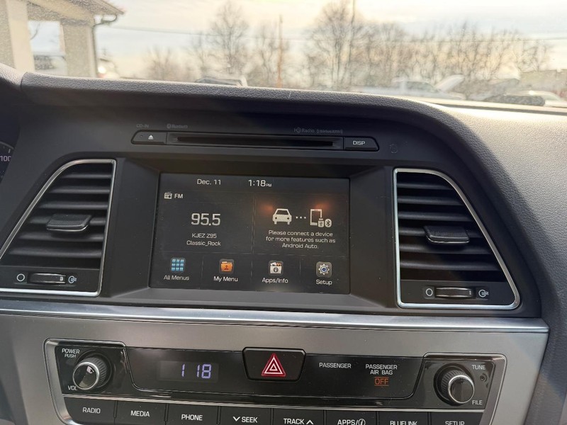 Hyundai Sonata Vehicle Full-screen Gallery Image 12