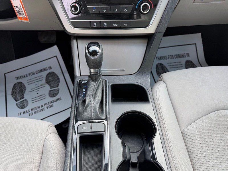 Hyundai Sonata Vehicle Full-screen Gallery Image 14