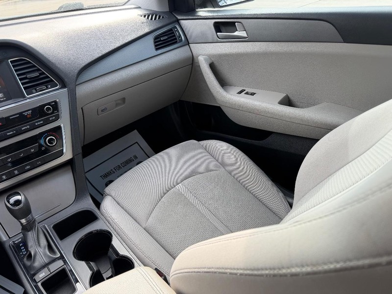 Hyundai Sonata Vehicle Full-screen Gallery Image 15