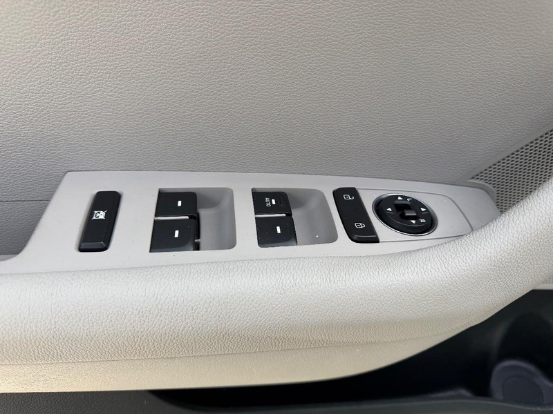 Hyundai Sonata Vehicle Full-screen Gallery Image 16