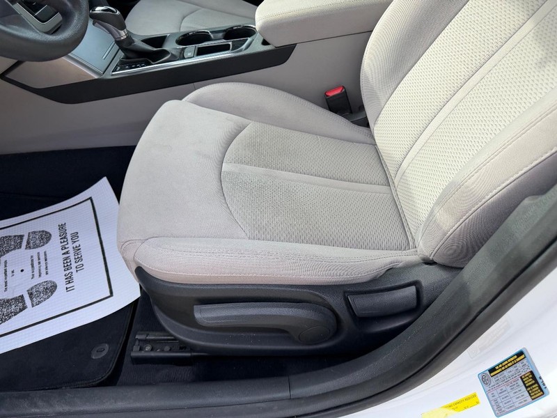 Hyundai Sonata Vehicle Full-screen Gallery Image 17