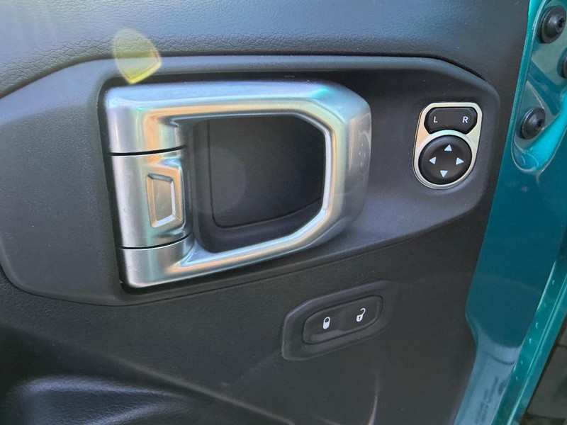 Jeep Wrangler Unlimited Vehicle Full-screen Gallery Image 16