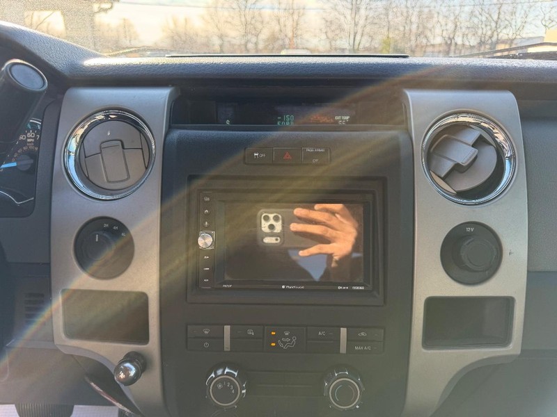 Ford F-150 Vehicle Full-screen Gallery Image 12