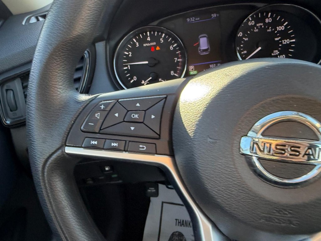 Nissan Rogue Vehicle Full-screen Gallery Image 10