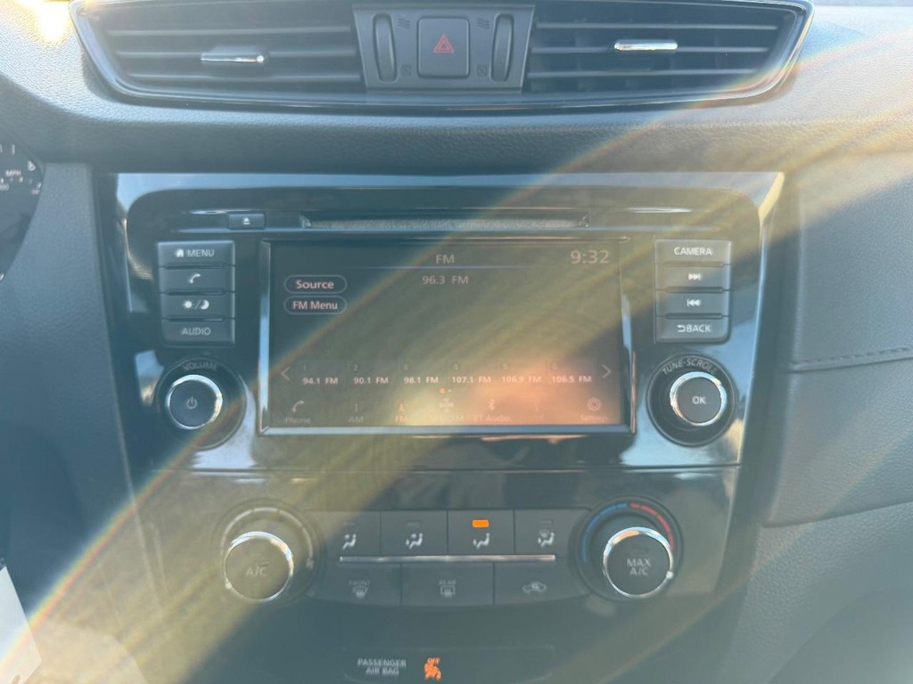 Nissan Rogue Vehicle Full-screen Gallery Image 12