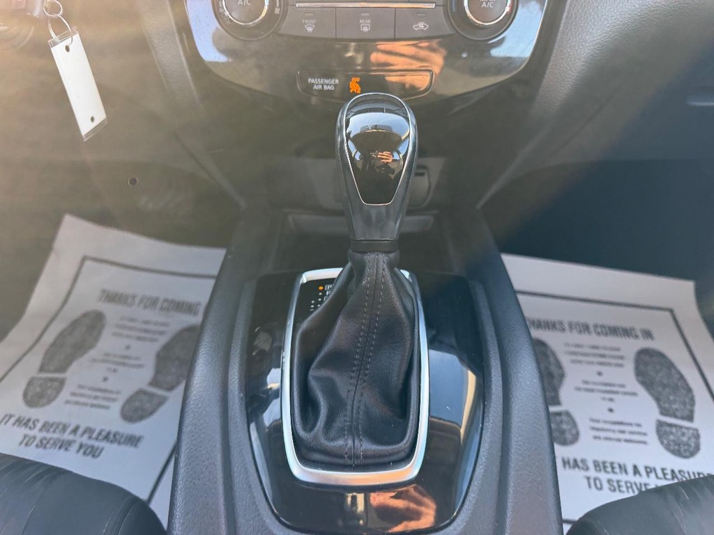 Nissan Rogue Vehicle Full-screen Gallery Image 14