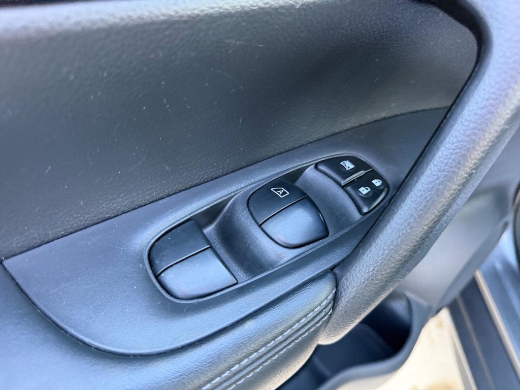 Nissan Rogue Vehicle Full-screen Gallery Image 16