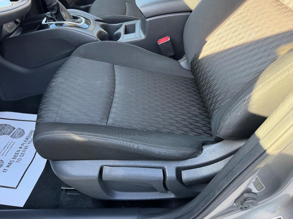 Nissan Rogue Vehicle Full-screen Gallery Image 17