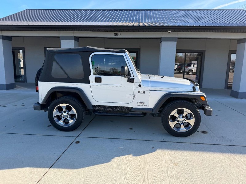 Jeep Wrangler Vehicle Full-screen Gallery Image 2